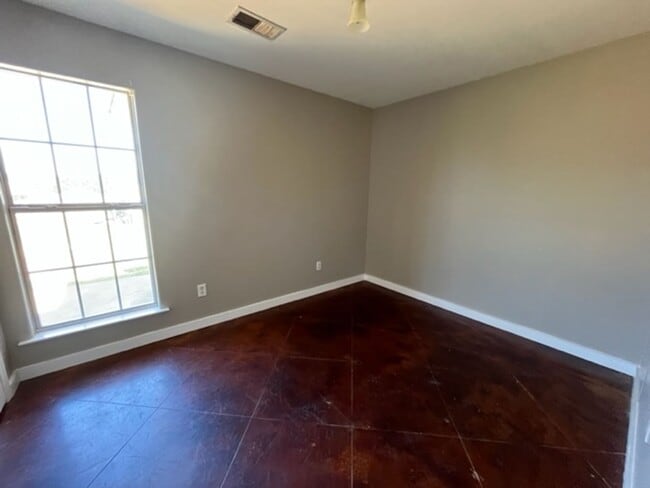 Building Photo - 404 Bruce Street