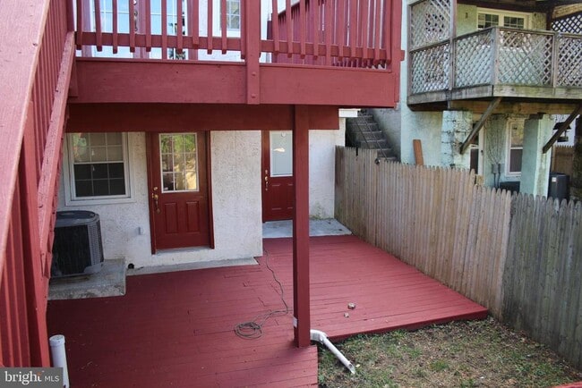 Building Photo - 204 Maple St