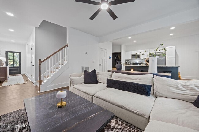 Building Photo - 521 N Hale St