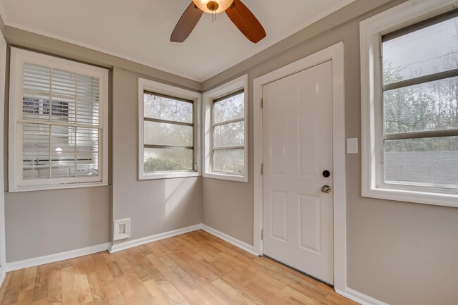 Building Photo - 1019 1/2 Bedford Dr