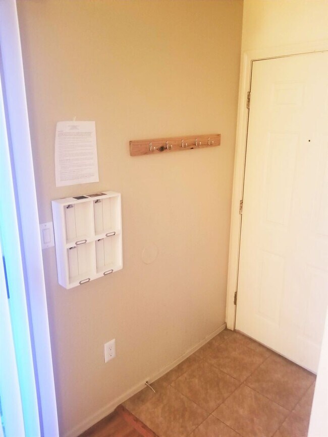 Building Photo - 2bd/2ba West-Flagstaff Condo -End-Unit - N...