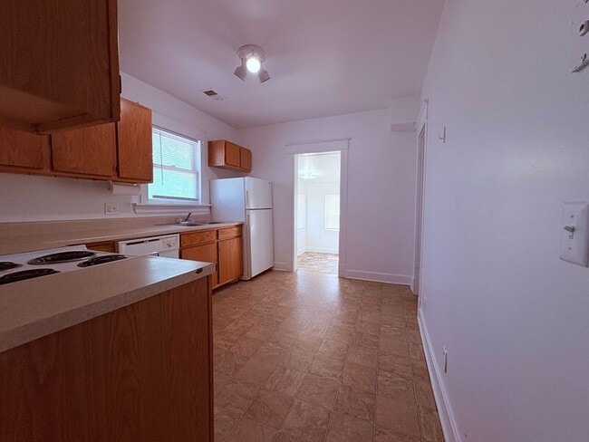 Building Photo - 523 W Maple Ave