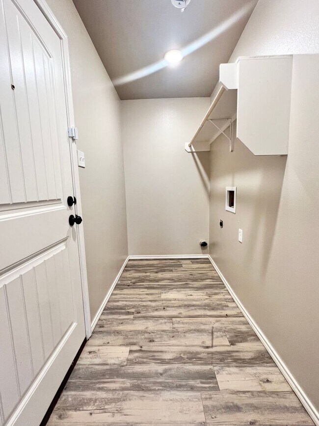 Building Photo - Modern, newer build, large backyard!