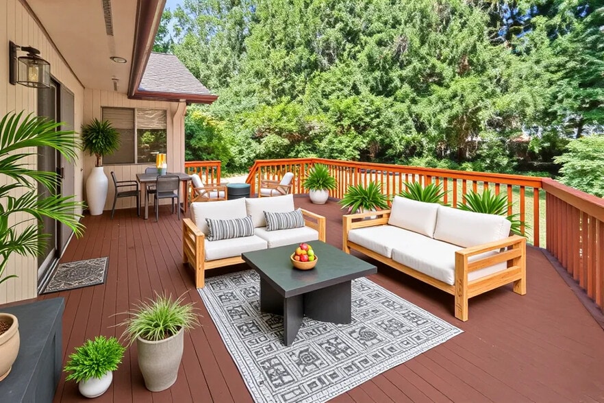 Large Deck for entertainment - 216 222nd Pl NE
