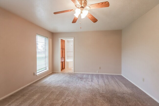 Building Photo - 206 Staples Dr