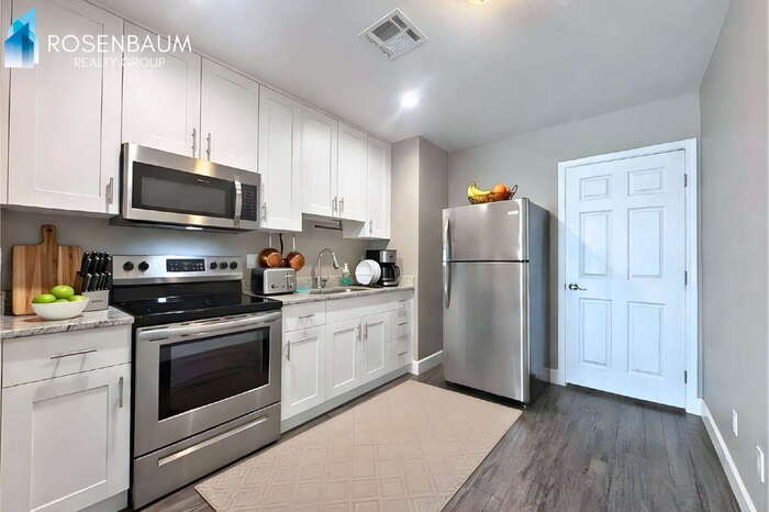 Building Photo - 550 W 9th St