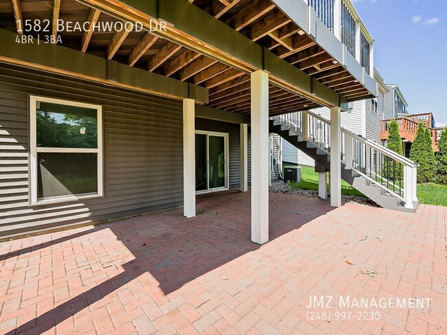 Building Photo - 1582 Beachwood Dr