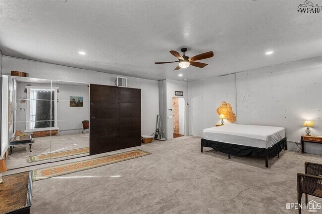 Primary Photo - 101 N Waggoner St