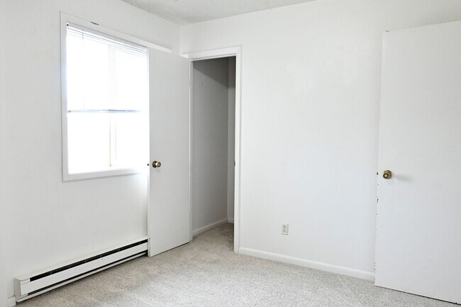 Building Photo - 2 bed 1 Bath townhouse