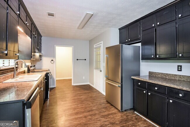 Building Photo - 897 Raintree Ct SE