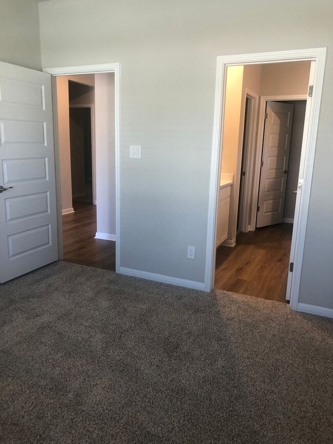 Building Photo - -=Available April 2026=-  4BR/2BA w/ Fenced Yard + Covered Parking in Hutto, TX