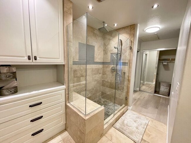 Building Photo - Stunning 2 Bedroom/2.5 Bath Townhouse loca...
