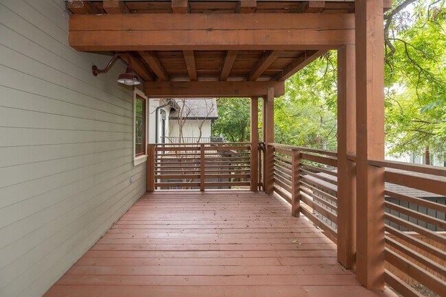 Building Photo - 610 W Live Oak St