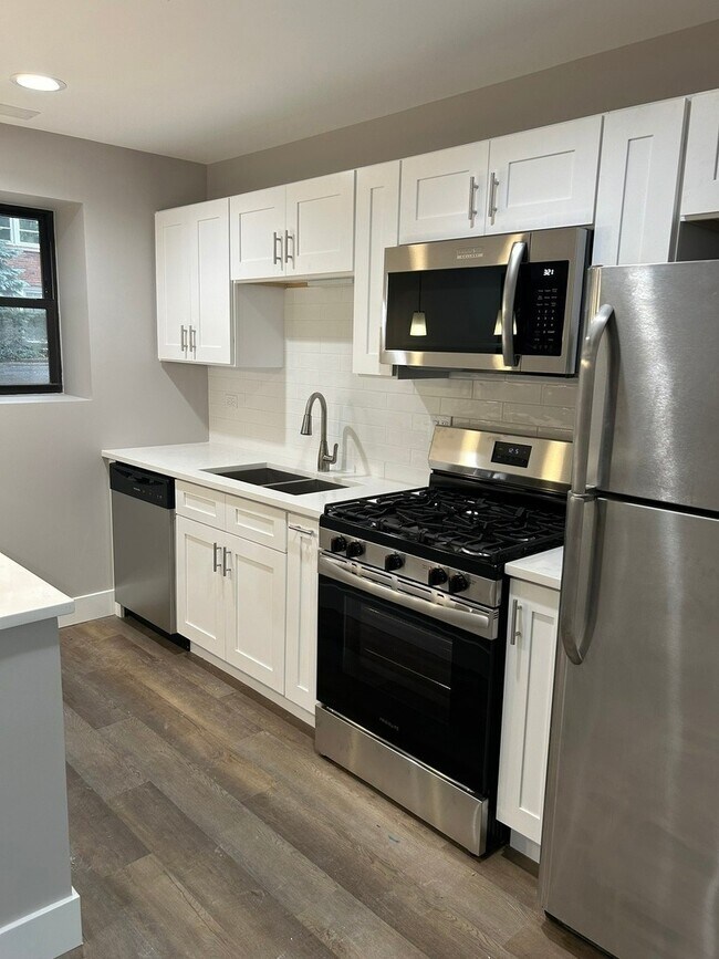 Building Photo - Gorgeous, Updated 2bd/2bth Prime West Town area, Available 5/1!