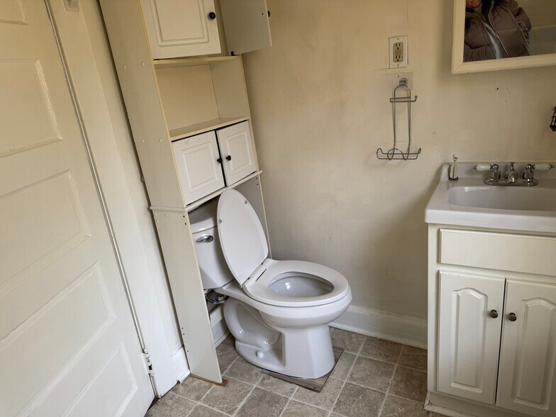 Bathroom - 306 W Camplain Rd