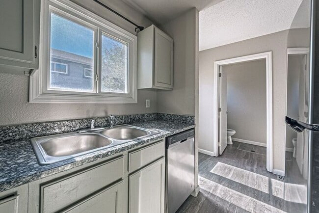Building Photo - 3 Bed 2 Bath Townhouse, newly renovated! -...
