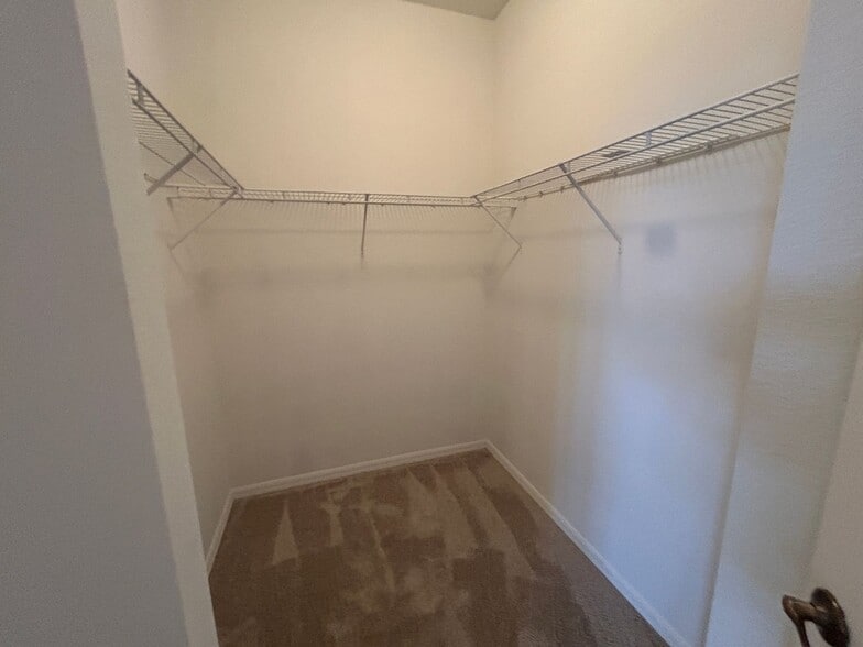 Building Photo - Spacious 3/2  in gated community off Colonial Blvd