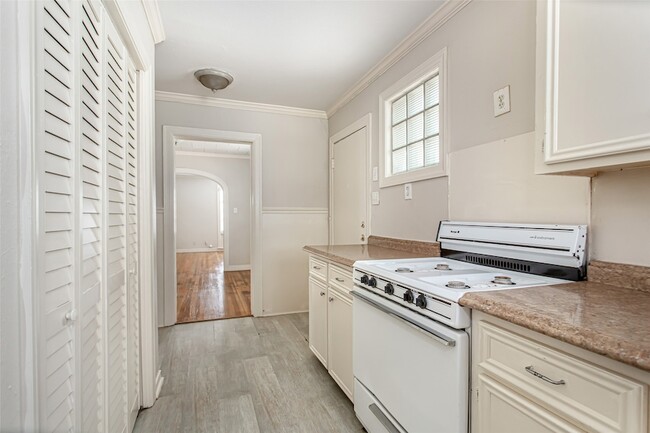 Building Photo - 3515 Fairview Ave