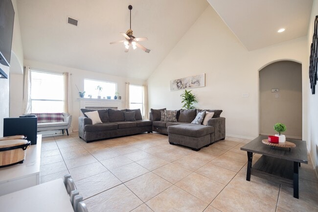 Building Photo - 1823 Blue Water Bay Dr