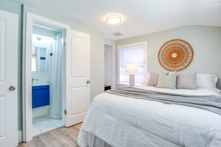 bed 1 with own bathroom - 905 Plaza St