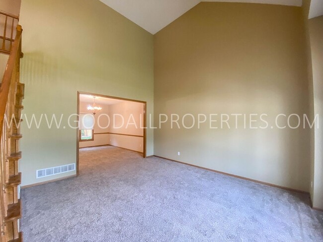 Building Photo - Executive Home - 4 Bedroom, 3.5 Bathroom in Country Club Neighborhood with Finished Basement