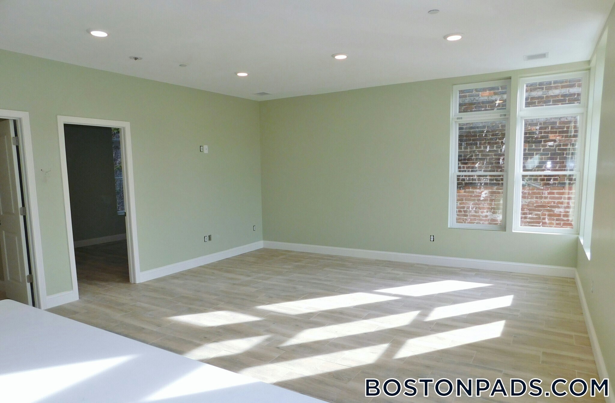 Building Photo - 10 Roxbury St