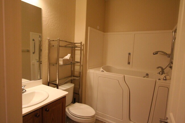 Building Photo - 2 bed w/den, 2 bath, 2 car single story house