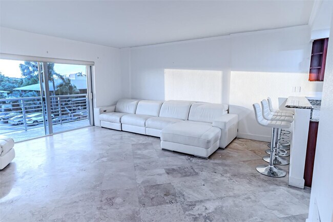 Building Photo - 2900 NE 30th St