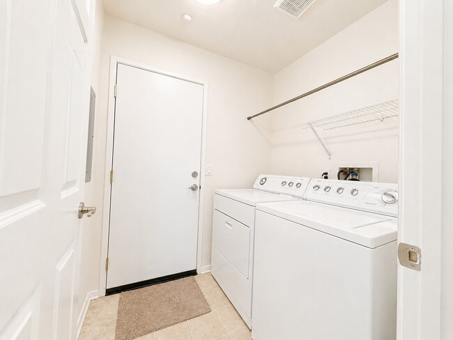 Building Photo - 3 Bedroom condo in Lake Elsinore