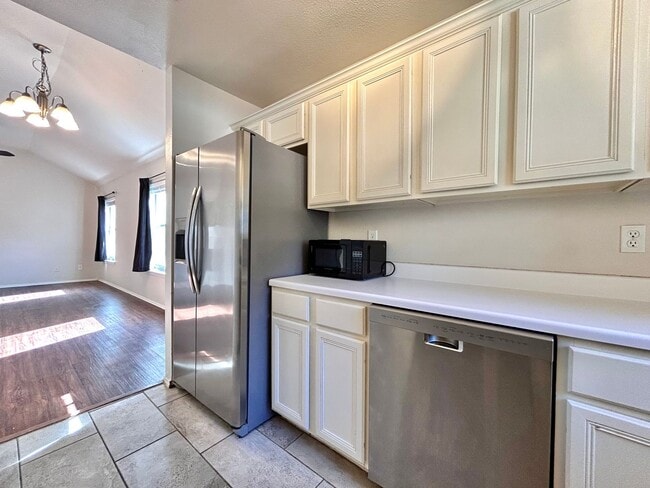 Building Photo - Bright and Comfortable 3BR/2BA Home with Garage & Backyard