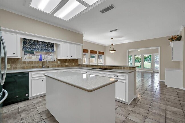 Building Photo - 3303 Pine Chase Dr