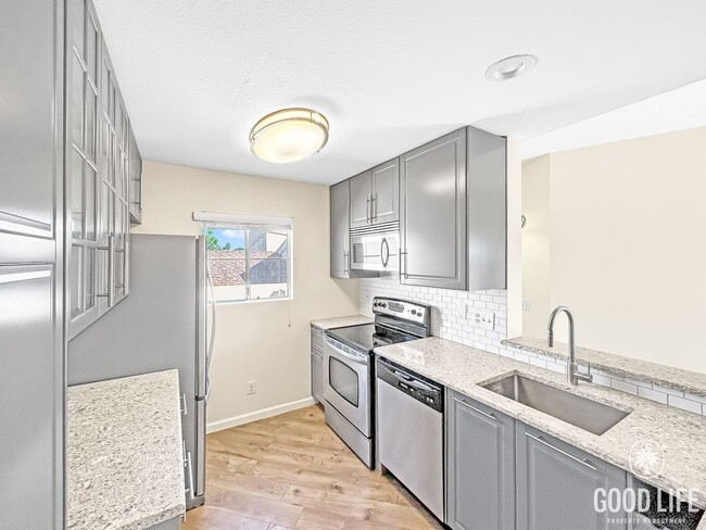 Building Photo - Stunning 2BD/2BA W/ Updated Kitchen and Re...