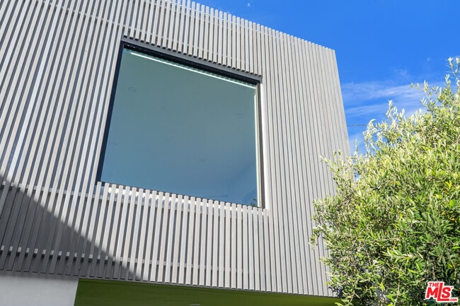Building Photo - 2340 Beach Ave