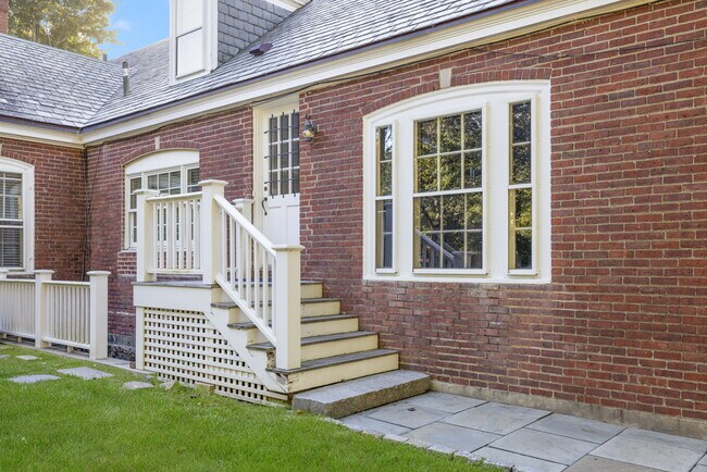 Building Photo - 8 Brenton Rd