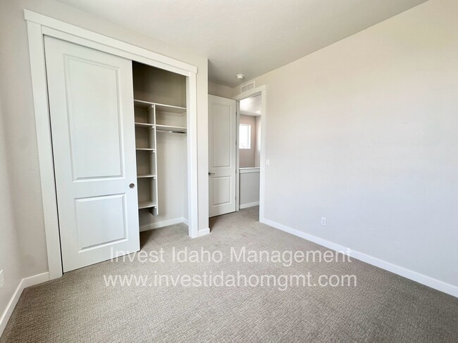 Building Photo - $500 move-in credit! Luxury Gated Townhome...