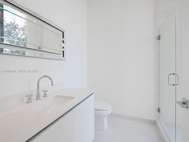 Building Photo - 2811 S Bayshore Dr