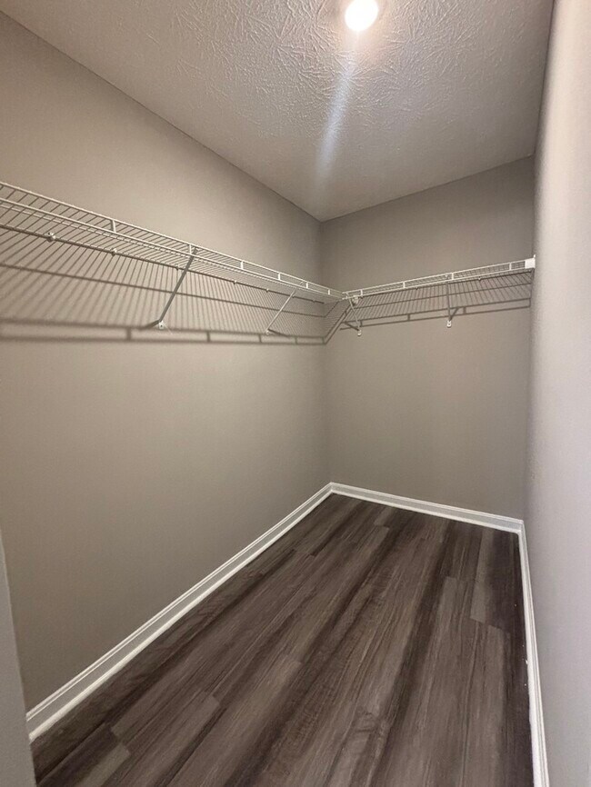 Building Photo - 2202 Pine Valley Dr