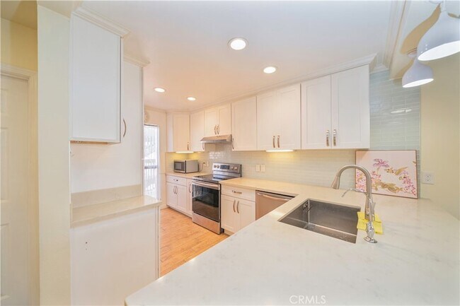 Building Photo - 6336 Marina Pacifica Dr N