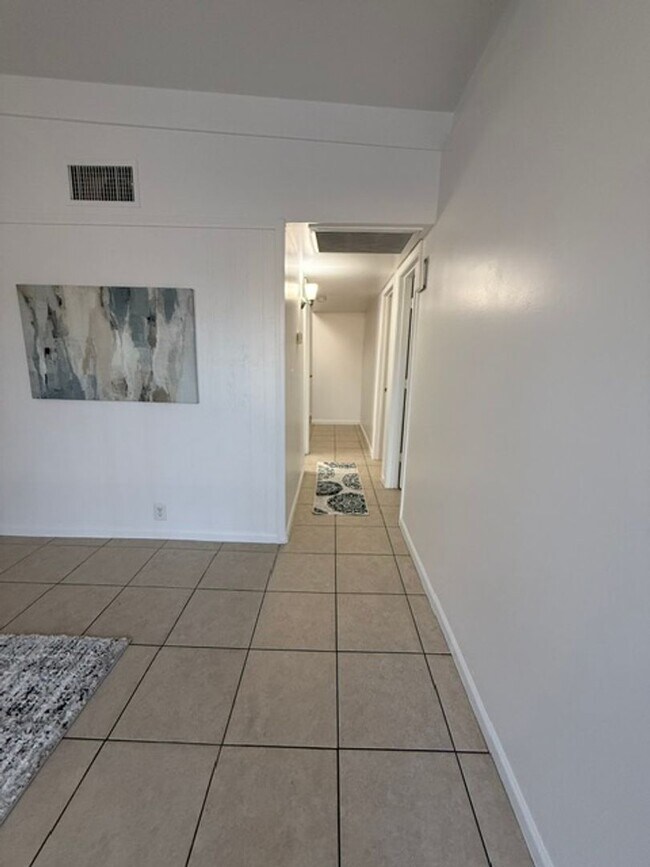 Building Photo - 2 Bed 1 Bath Spacious Apartment