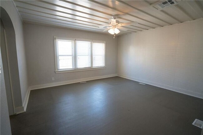 Building Photo - Home in Crestwood + Near Plaza + 3 bedrooms + 2 bathrooms