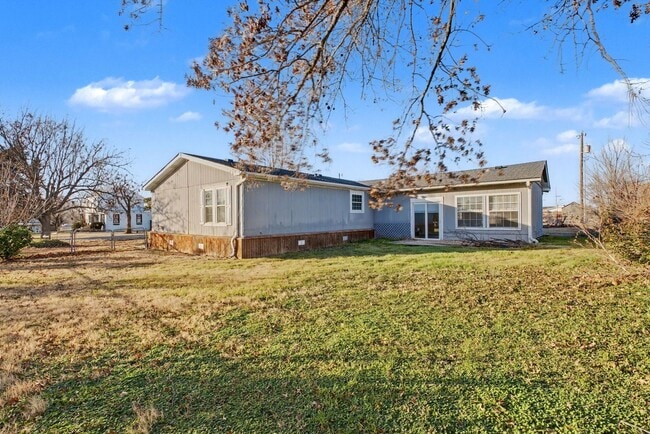 Building Photo - 3-Bed Home with Fireplace, Fenced Yard & Flexible Living Space