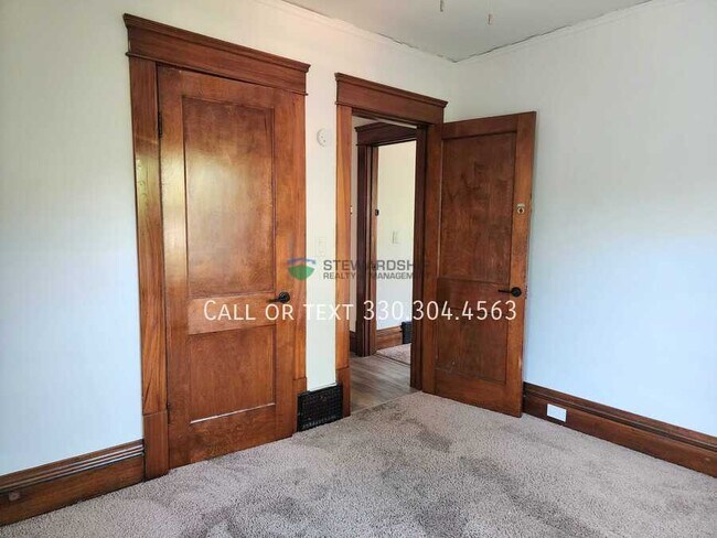 Building Photo - 687 Allyn St
