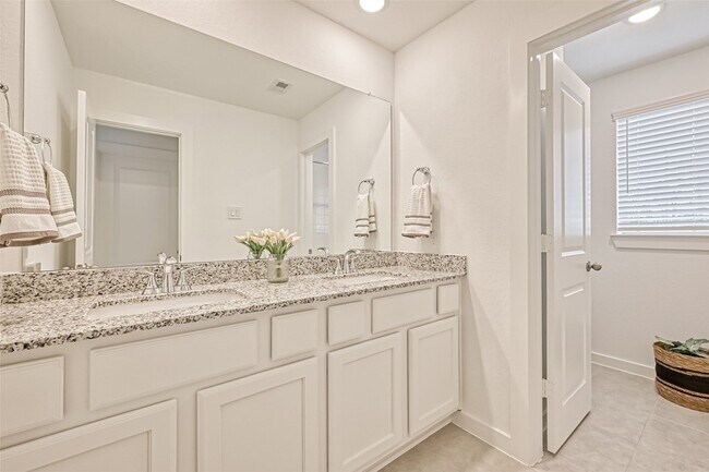 Building Photo - 323 Highland Bayou Dr