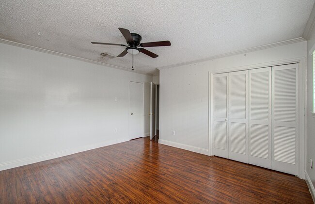 Building Photo - 823 S Ripple Creek Dr