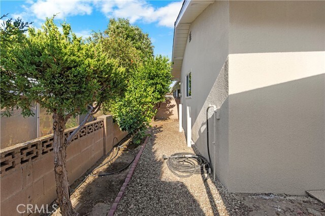 Building Photo - 1340 W Whittier Ave