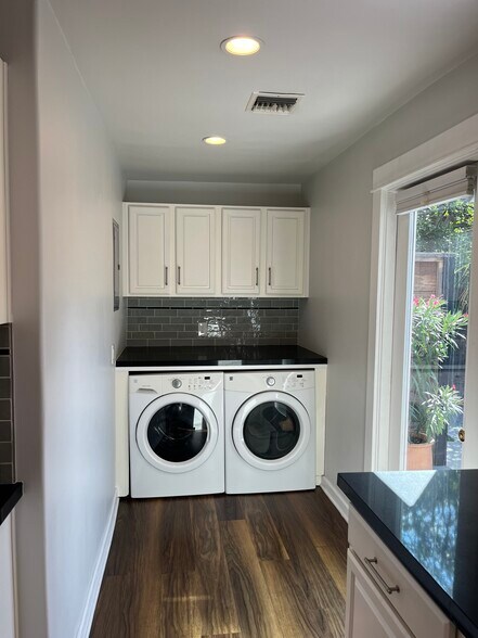 Building Photo - 7024 De Longpre Ave