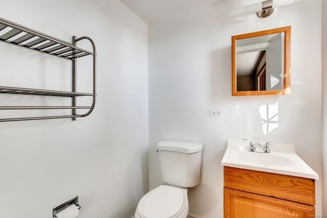 Building Photo - 3 Bedroom 1.5 Bathroom Townhome