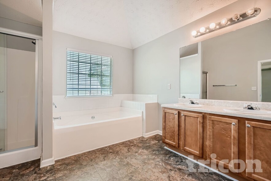 Building Photo - 552 Howell Dr