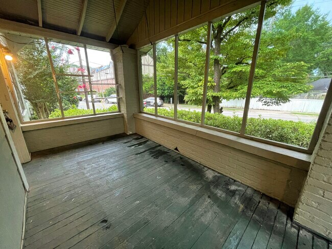 Screened in porch - 908 Oxmoor Rd