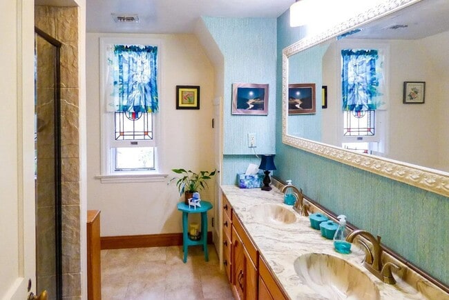 Building Photo - Coming Soon- Charming 3 Bedroom, 2.5 Bath ...